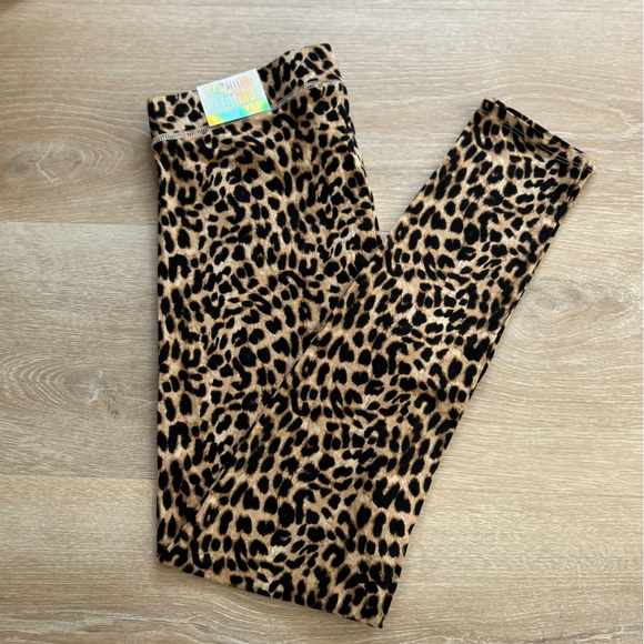 PINK Victoria's Secret Pants - PINK Victoria Secret leggings leopard print. NWT. Size Medium